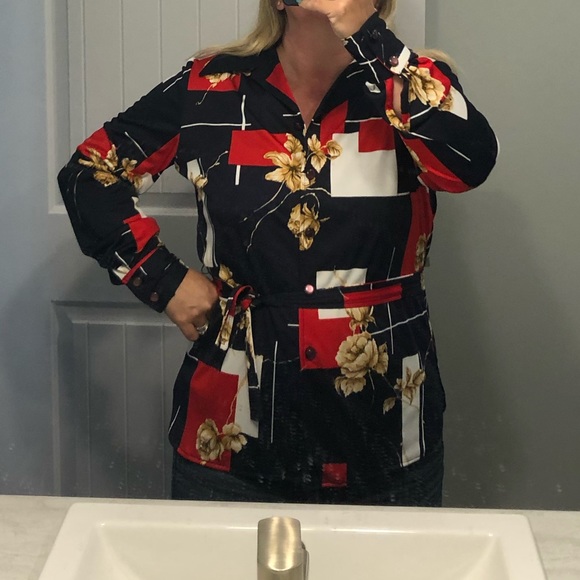 SOLD ❌1970’s floral polyester top! Vintage! - Picture 6 of 8